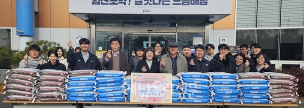 전선미 문내면장이 50개 마을에 쌀(10kg) 50포를 전달했다.