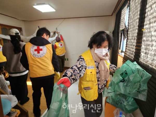 적십자해남지구협의회와 우슬적십자봉사회가 집안을 정리하고 있다.