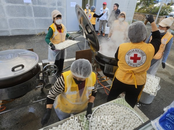 대한적십자사 송지봉사회 회원들이 동지팥죽을 쑤고 있다.