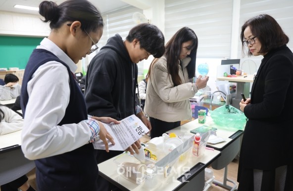 해남군은 올해 마을 및 단체, 기관, 학교 등 320곳에서 자원순환 분리배출 교육을 진행했다.(송지중 자원순환 교육 현장)