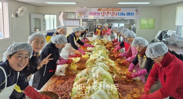 장애인종합복지관 어울림자원봉사회가 ‘사랑의 김장김치 나눔’ 행사를 개최했다.