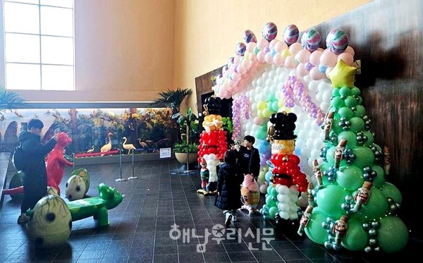 해남공룡박물관에 크리스마스 특별전시가 열리고 있다.