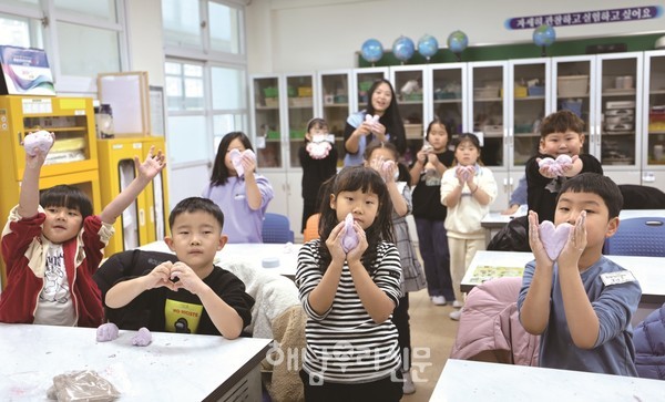 삼산초등학교에서 못난이 농산물과 버려지는 자원이 안전한 미술놀이 쌀 점토로 재탄생했다.