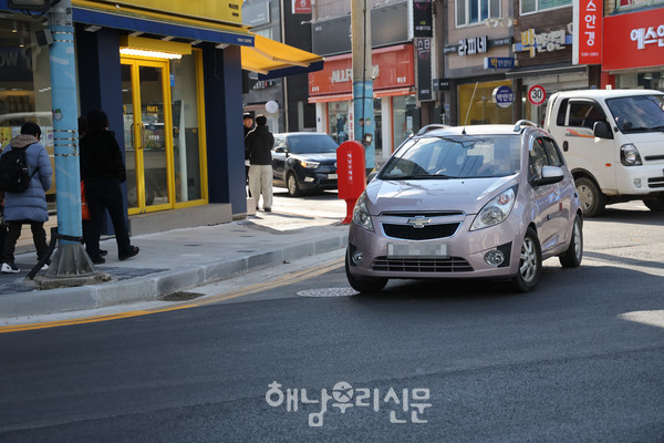 자동차 운전 중 방향을 전환할 때 방향지시등을 켜지 않아 사고 위험을 높이는 운전자들이 많은 것으로 나타났다.
