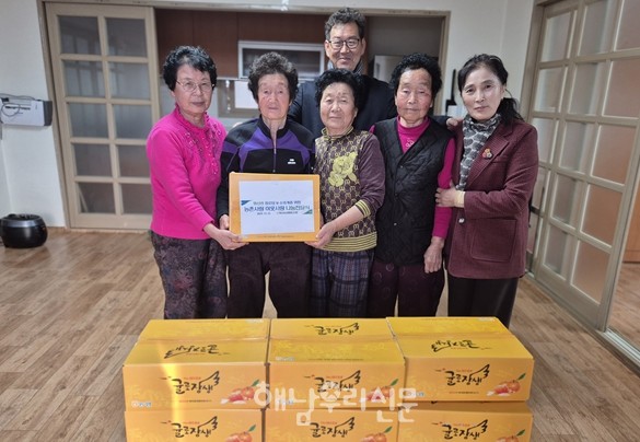 화산농협이 귤 5kg 200박스를 화산면 경로당 및 소외계층에게 전달했다.