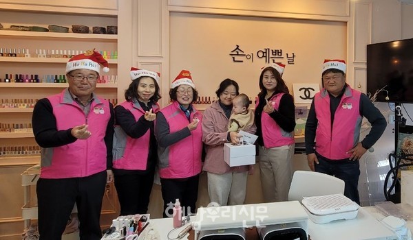 송지면 지역사회보장협의가 송지 출생아 가정에 선물을 전달했다.