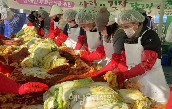해남군장애인종합복지관이 무료급식에 사용할 김장 600포기를 담갔다.