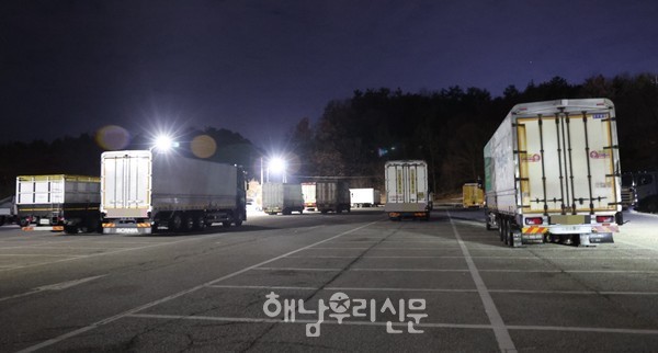 우슬경기장 외곽 해남광장 주차장이 대형 화물트럭의 불법주차 공간으로 전락했다.