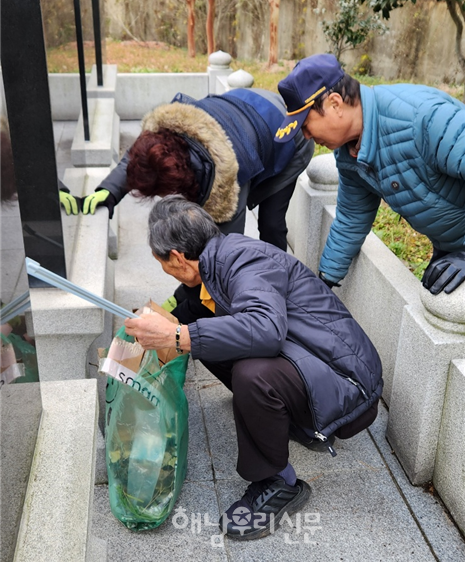 월남전 참전자회 해남군지회가 베트남참전 기념탑 주변을 청소하고 있다.