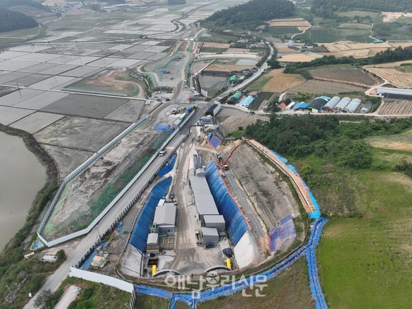 화원과 압해를 잇는 해저터널 공사가 1.6km를 돌파하며 순조롭게 진행되고 있다.(사진 화원 터널입구)