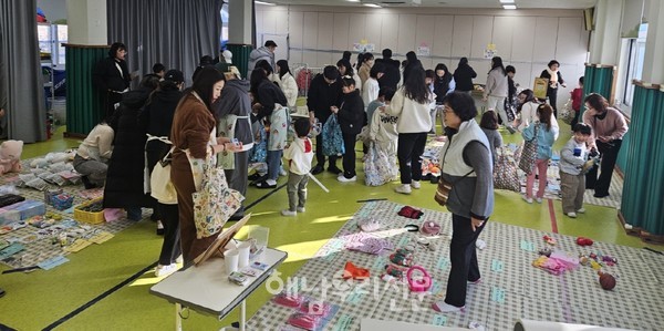 송지 어란진초등학교가 책가방 없는 나눔의 날인 ‘어란진 희망마켓’을 마련했다.