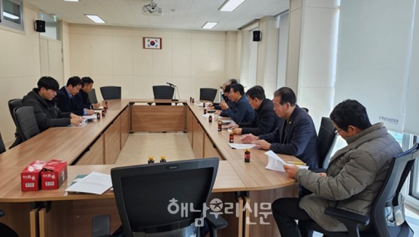 해남태양광발전사업자협회가 한국전력 광주전남본부 관계자들에게 옥천 영신변전소 계통연계와 관련 항의성 질의를 하고 있다.