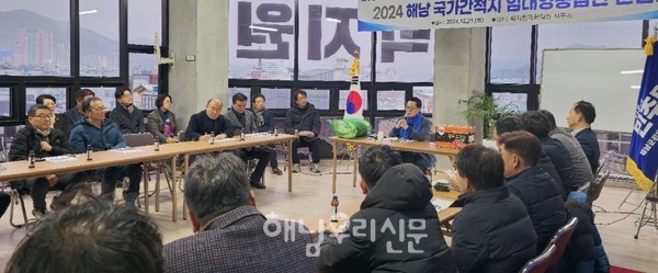박지원 국회의원이 간척지 임대영농법인 간담회 자리에서 임대료 감면을 설명하고 있다.