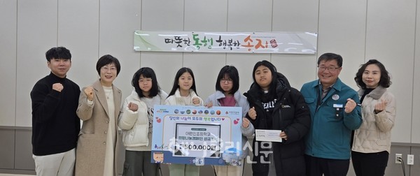 송지 어란진초등학교가 바자회 수익금 50만원을 송지면에 기탁했다.