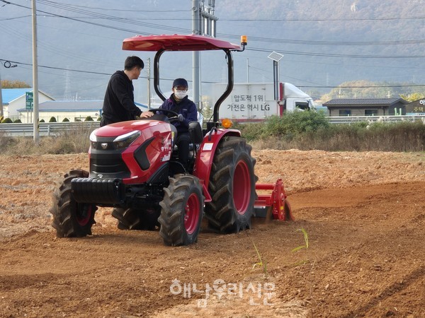 트랙터·굴착기를 임대하려면 자격증 및 교육 이수를 득해야 한다.