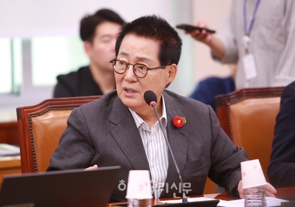 2024년을 38번의 금귀월래로 마감한 박지원 국회의원은 각종 방송 출연, 국정활동 등 하루를 분단위로 움직인다.