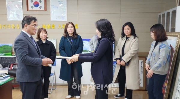 해남동초장학회가 졸업생 207명에게 전 할 장학금을 하영일 교장에게 전달했다.