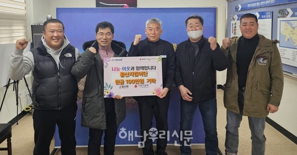 황산면에 온정의 손길이 이어지고 있는 가운데 황산지킴이단이 성금 100만원을 기탁했다.