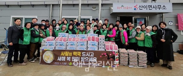 산이면 새마을부녀회가 떡국떡과 소고기를 산이면에 기탁했다.