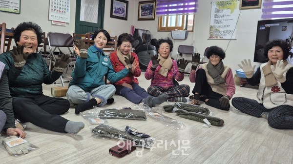 북평면은 한파에 대비하기 위해 각 마을 경로당에 방한용품을 배부했다.