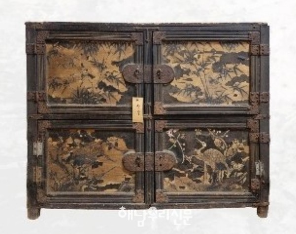 고산 윤선도가 사용한 것으로 추정된 ‘나전 이층책장’