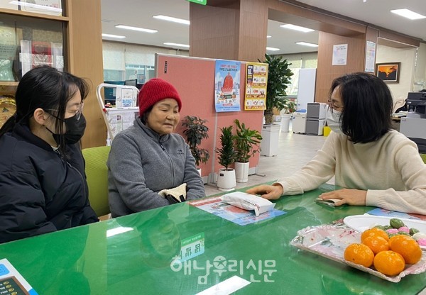 해남읍 강순심씨가 캔과 고철을 모아 마련한 성금을 해남읍사무소에 기탁했다.