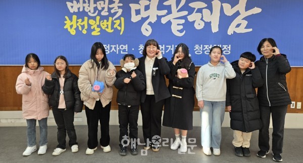 우수영지역아동센터가 저금통에 모은 성금을 문내지역사회보장협의체에 전달했다.