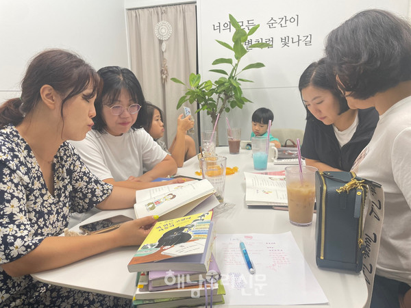 독서와 실천을 결합한 책 읽는 모임 ‘책수다’는 2주에 한 번씩 다양한 장소에서 만남을 이어간다.