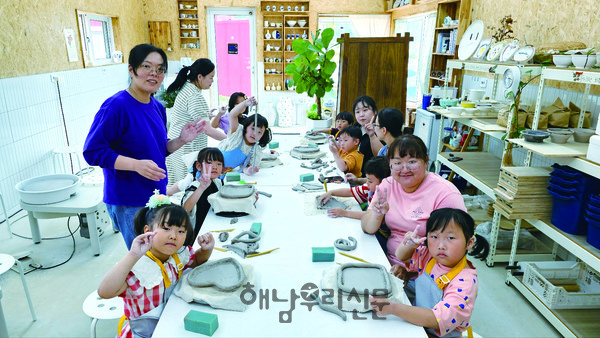 송지면에는 젊은 엄마들이 지역에서 아이 키우기 좋은 환경을 만들어가는 ‘땅끝아해’ 모임이 활발하다.