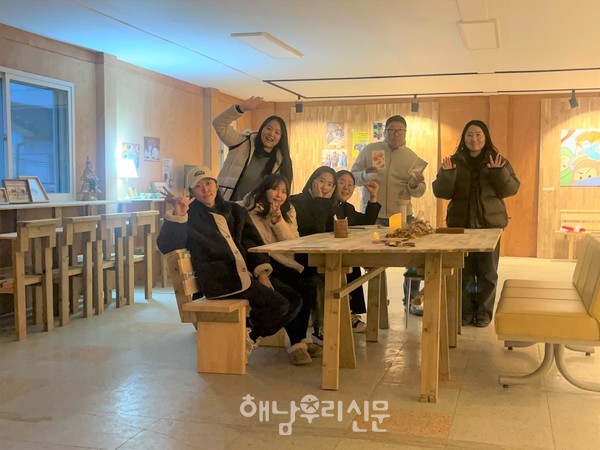 북평면 남창마을 코워킹 공간 ‘두번째파도’에서 열린 아카이빙 전시에 지역 청년 작가들도 참께했다.