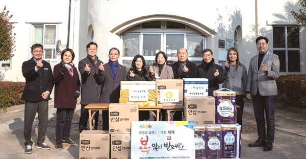 해남군의회가 사회복지시설을 방문해 위문품을 전달했다.(선회노인요양원)