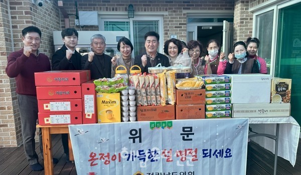 김성일 도의원이 황산소망요양원을 방문해 위문품을 전달했다.