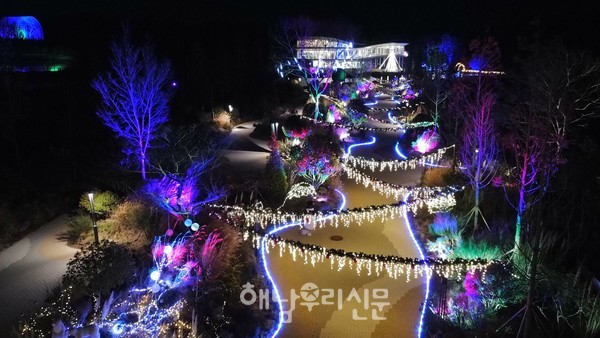 산이정원이 지난해 12월10일부터 2025년 1월31일까지 특별한 야간 개장을 하고 있으며, 화려한 조명과 다채로운 크리스마스 장식으로 눈길을 끈다.