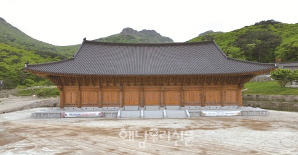 대흥사 법상 주지스님이 대흥사 전통을 잇기 위해 호국대전에서 새해 만남의 자리를 마련한다.