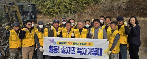 송지면 복지기동대는 주택화재로 피해를 입은 가구의 복구를 도왔다.