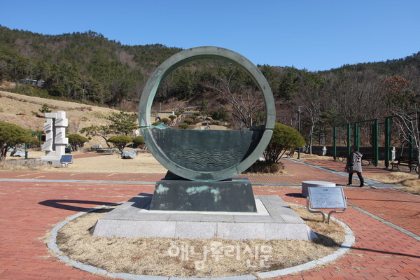 해남에 현재 거주하고 있는 군민들의 삶과 연동되지 않는 대규모적인 사업은 위험하다. 특히 시설위주의 관광정책이 어떤 결과를 가져왔는지 해남은 충분히 학습됐다.(115억원이 투입될 송지면 사구리 땅끝조각공원)