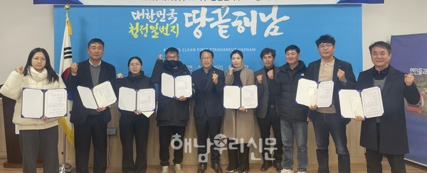 삼산면 문화체육회가 초등학생과 대학생에게 장학금을 전달했다.