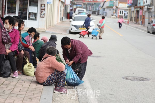 농촌마을에 점방과 만물트럭이 사라지면서 신선한 먹거리를 구할 수 없는 식품사막화가 주민들의 건강을 위협하고 있다.(북평면 남창장을 보러온 주민들)
