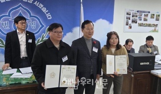 민주당 김병덕 사무국장이 김영남, 명현주씨에게 국회의원상을 수여했다.