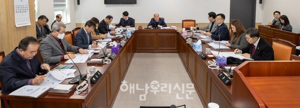 해남군의회 간담회에서 의원들이 생태정원도시의 사후관리 및 관리 주체에 대한 우려를 나타냈다.