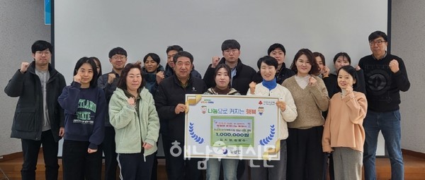 북평면 농부삼촌영농조합법인 김지영·김광수 대표가 100만원을 기탁했다.