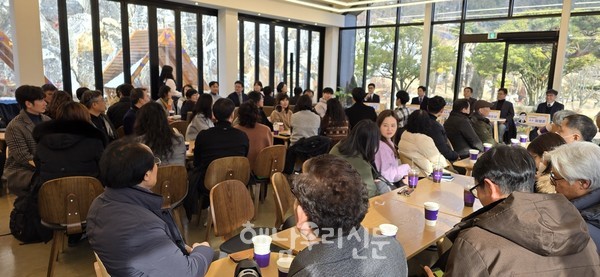 해남교육지원청이 입춘을 맞아 ‘독서인문교육 활성화를 위한 入讀大吉(입독대길) 토크콘서트’를 열었다.