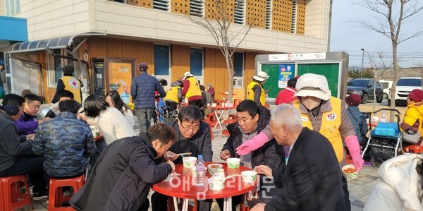 대한적십자사 송지봉사회가 지난 1월22일 떡국 나눔 행사를 진행했다.