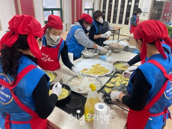해남군 자원봉사센터가 지난달 1월23일 명절음식 나눔봉사를 추진했다.