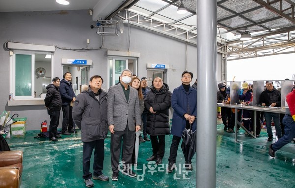 지난 2월1일 송지면 어란 물김 위판장을 방문, 물김 위판 사항을  점검하고 어민들의 애로사항을 청취했다.