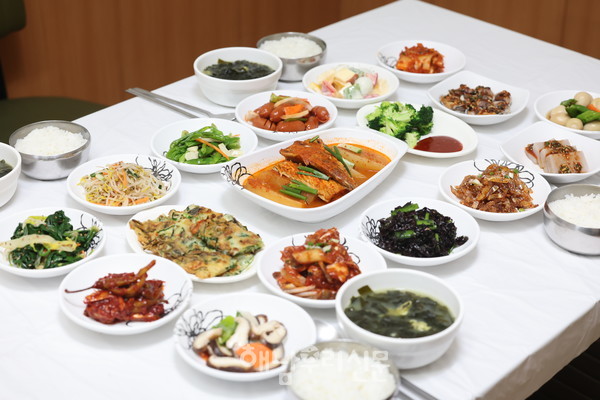 옥천면사무소 앞 ‘대광식당’은 만원 백반과 주물럭 백반을 판매하며, 점심시간이면 이 푸짐한 남도 밥상을 찾는 손님들 방문이 이어진다.