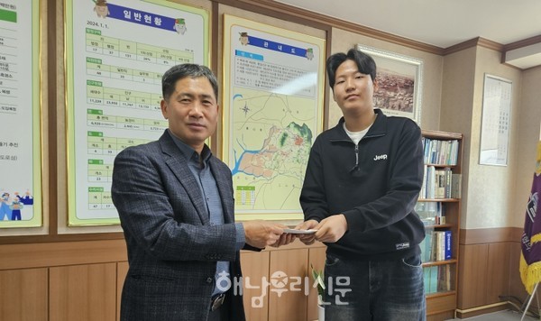 화산중 졸업생 박은찬 군이 용돈을 모은 100만원을 해남읍에 기탁했다.