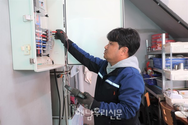 화산면 소재지에서 해원전기조명을 운영하는 박근식씨는 봉사 정신으로 화산면 주민들에게 칭찬이 자자하다.