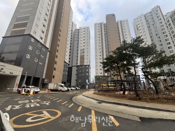 해남군이 읍 해리 코아루아파트 1단지 소방로 개설에 필요한 토지매입에 착수했다.