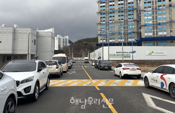 한낮부터 도로를 가득 채운 불법주정차 차량들 사이로 주공4차 아파트 신축 공사가 한창이다.